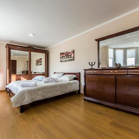 Super Comfort Flat For You Near The Metro. Киев Екстериор снимка